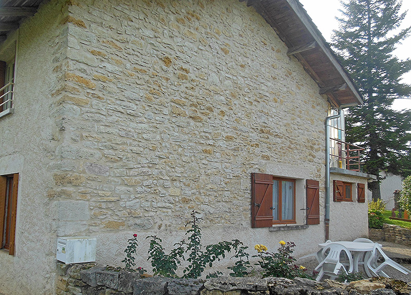 Façade pierre et enduit jeté rustique