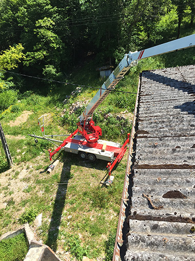 Intervention grue sur toiture plaque